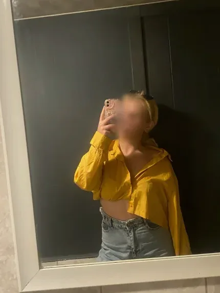Claudia, 23