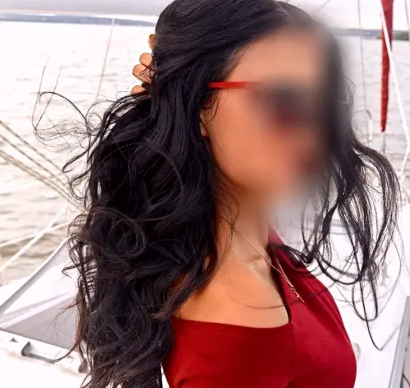 Vanessa, 35